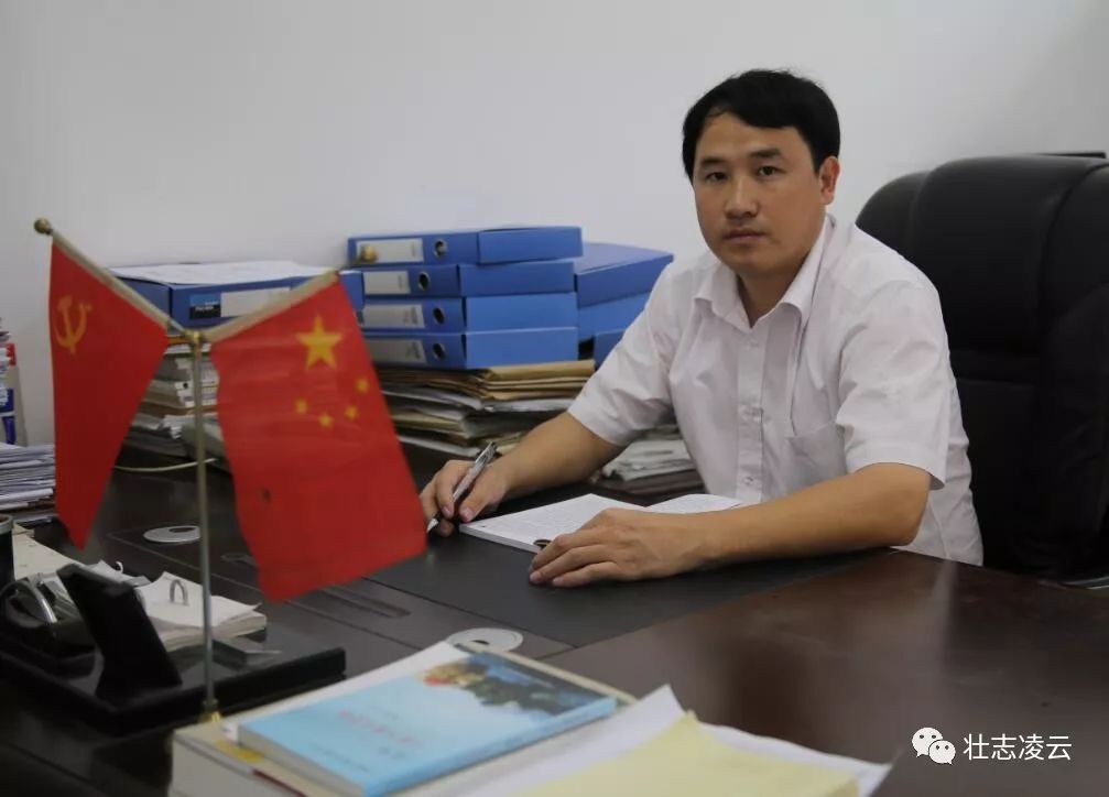 这是凌云县职业技术教育中心的办学理念,也是该校校长吴宣毅在教书