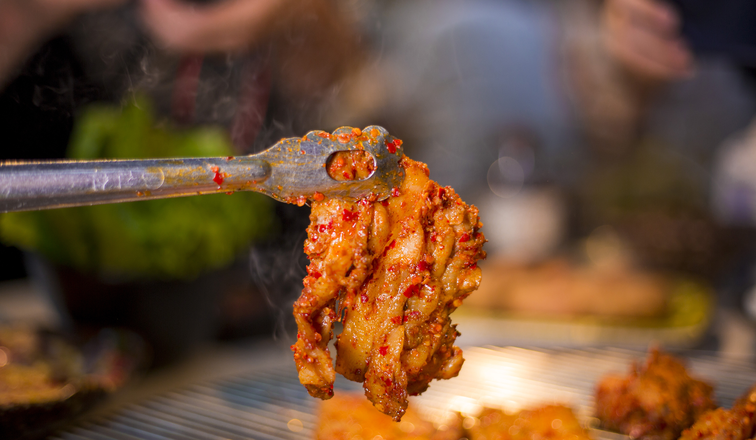 大口吃肉大口喝酒也是成都生活的一种形式西昌火盆烧烤走起