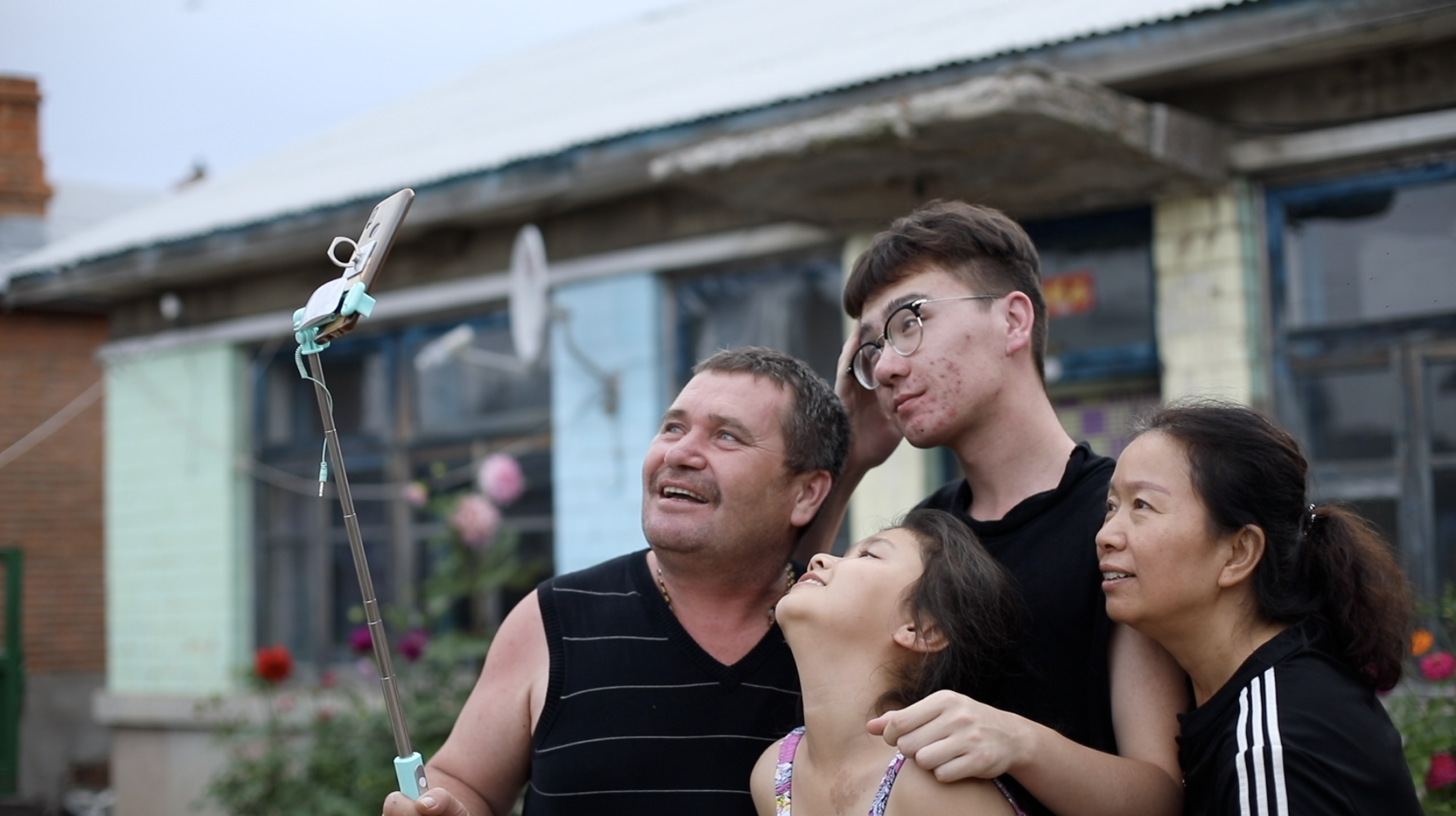 俄罗斯面孔中国人种地直播当群演