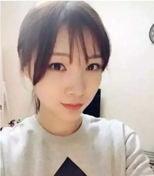 她是高考状元,清华大学女神,北大学霸硕士,毕业成了美女主播