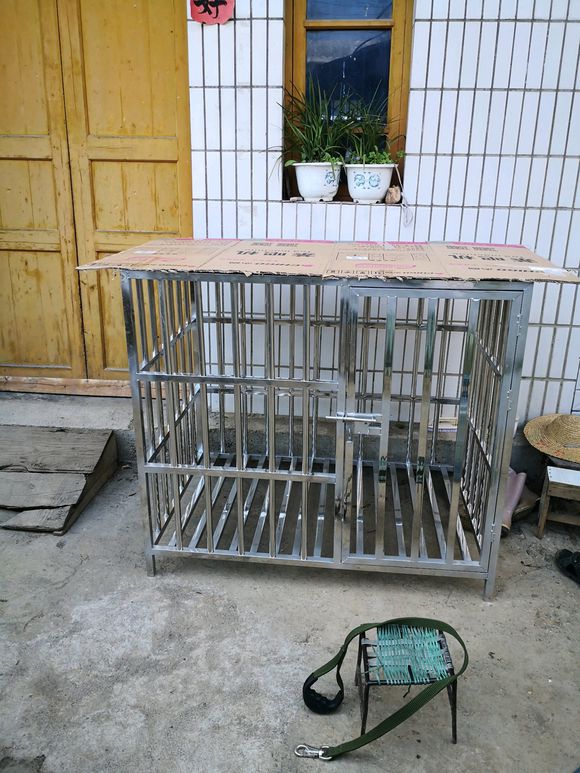 网友给德牧焊了一个笼子,还有石器做的碗,狗:太奢侈了!