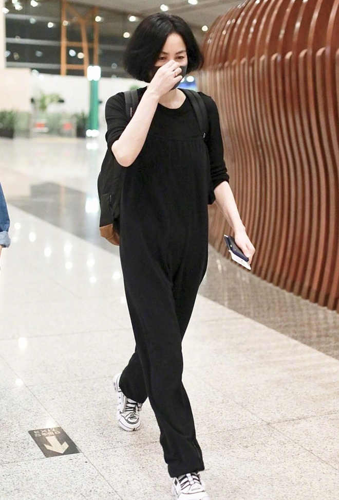 50岁王菲身穿清爽帅气的黑色连体裤干练短发散发成熟韵味