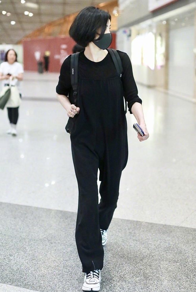 50岁王菲身穿清爽帅气的黑色连体裤干练短发散发成熟韵味