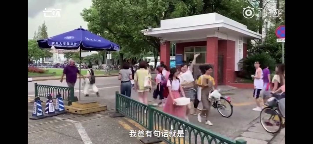 人民日报@「荐读」00后新生向父母“借钱”上大学，网友为此吵翻了