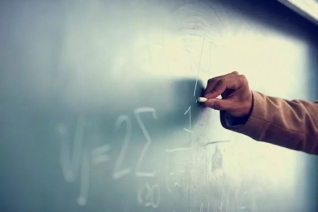 半岛晨报：班上一半学生考了100分，儿子考了98！重点小学老师抑郁到自杀