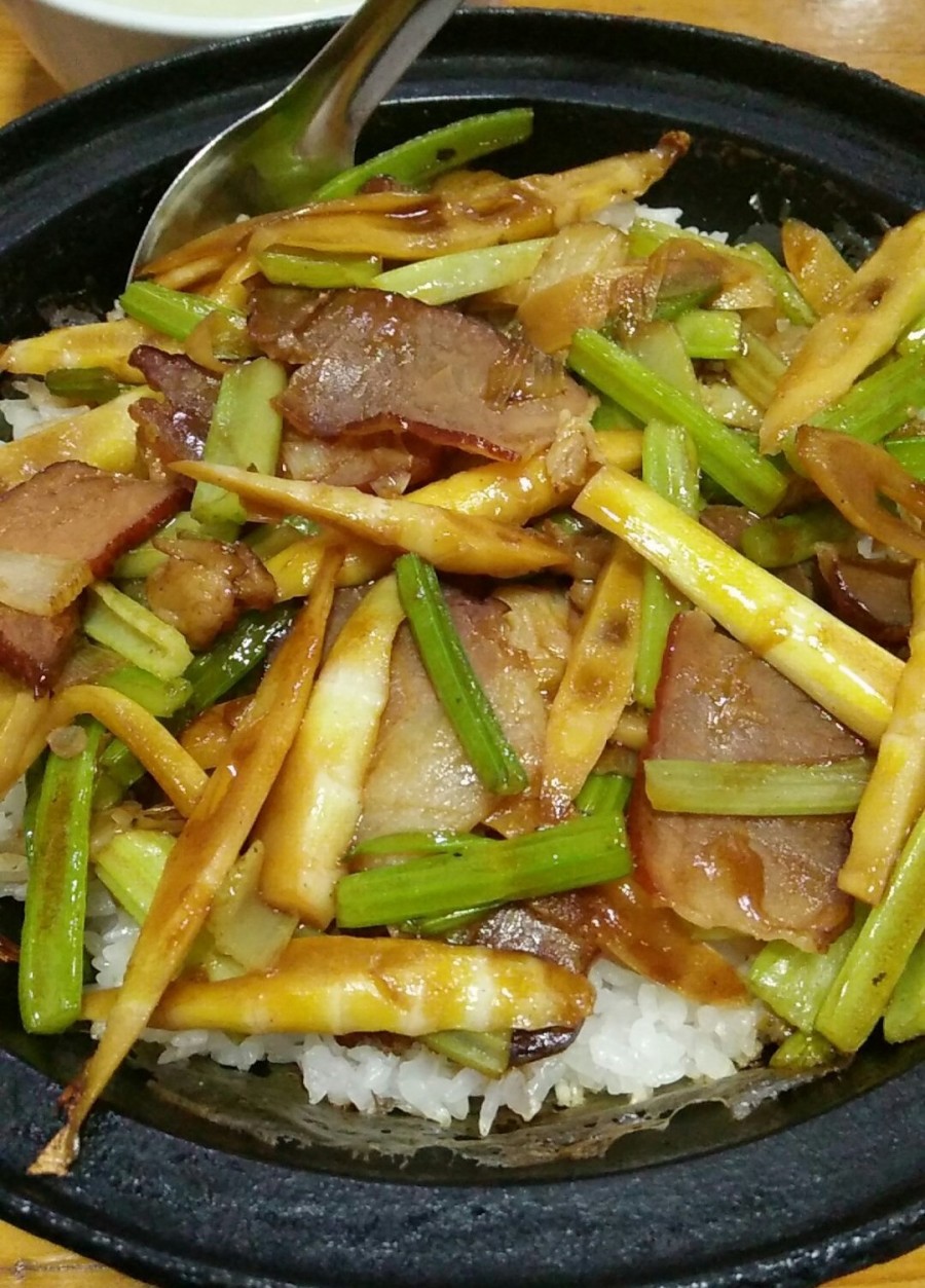 这家店的煲仔饭口味很多,除了经典的腊味之外,还有很多家常小炒