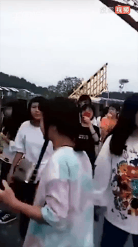 「晨露说事」老师提水桶校门口给女生卸妆，可全国效仿！