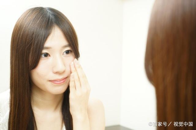 「晨露说事」老师提水桶校门口给女生卸妆，可全国效仿！