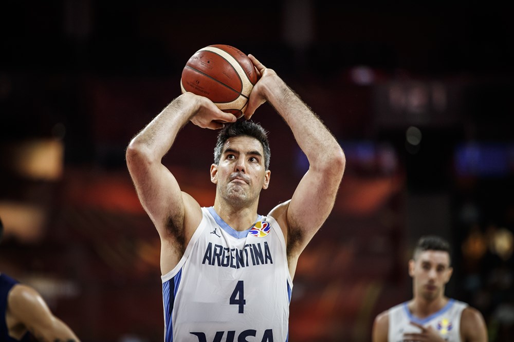 阿根廷男篮淘汰强敌塞尔维亚赛后斯科拉一张照片让中国男篮汗颜