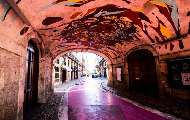 欧洲9个童话般街道其中著名的粉红街有着浓郁的波西米亚风格