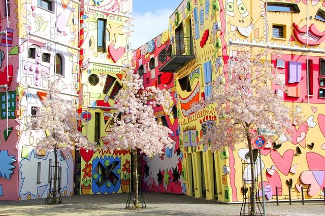 欧洲9个童话般街道其中著名的粉红街有着浓郁的波西米亚风格