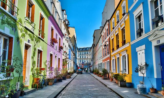 欧洲9个童话般街道其中著名的粉红街有着浓郁的波西米亚风格