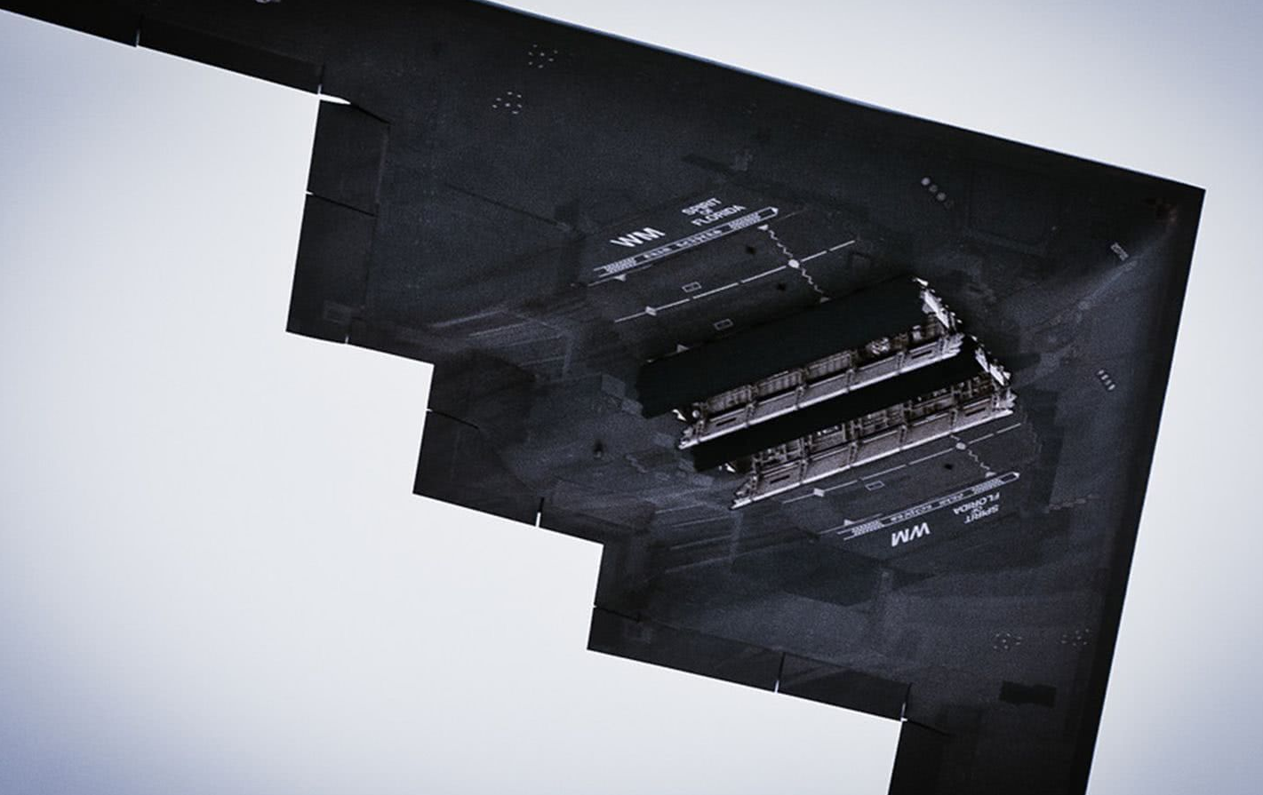 美国新型轰炸机即将服役,自带空空导弹,可击落歼20