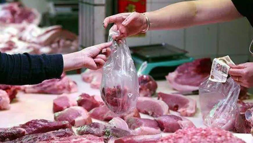 今年猪肉贵到吃不起卖肉摊位人都少了消费者还是戒肉吃素好