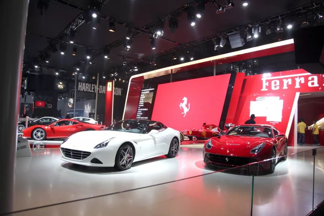 男子4s店内抡铁锤猛砸300多万的法拉利原因震惊所有人