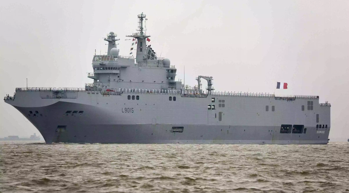 兵器次元■俄罗斯开建2艘航母，中国龙门吊功不可没，少了它造不了大船