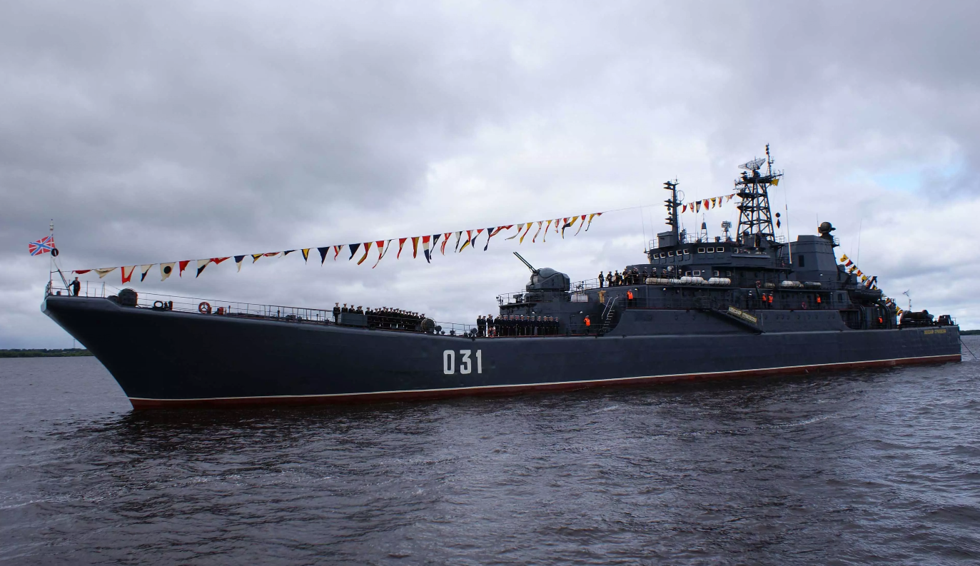 兵器次元■俄罗斯开建2艘航母，中国龙门吊功不可没，少了它造不了大船