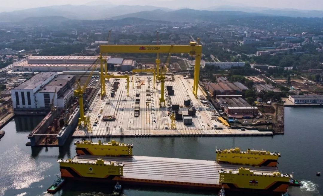 兵器次元■俄罗斯开建2艘航母，中国龙门吊功不可没，少了它造不了大船