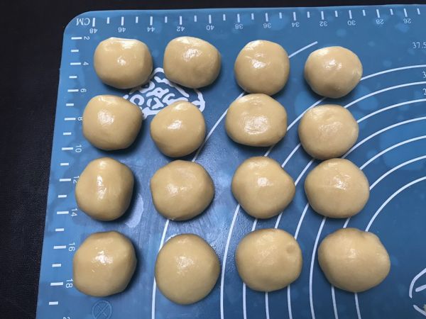 「美食熊猫」红豆沙月饼最详细的步骤！色泽金黄，口感丰富，配方和做法齐全