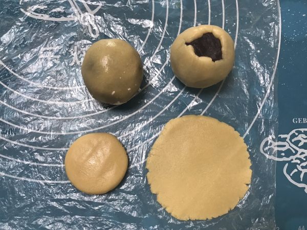 「美食熊猫」红豆沙月饼最详细的步骤！色泽金黄，口感丰富，配方和做法齐全