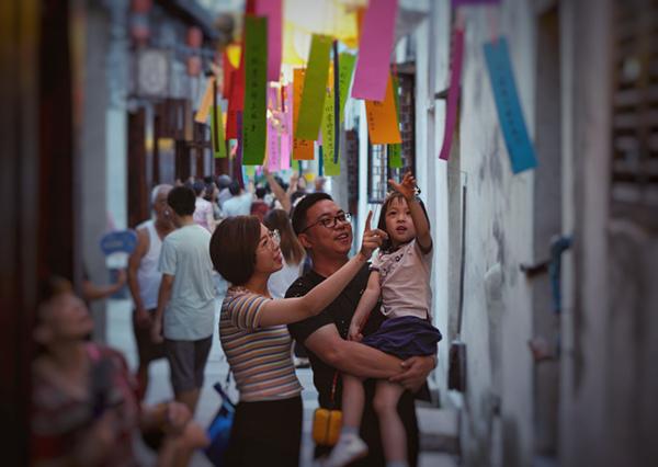 [中央纪委国家监委网站]镜头｜花好月圆庆中秋