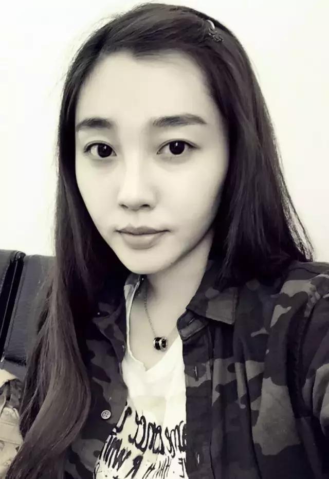 方式呈现出来 就有了最初的几张作品 新清华学堂 于婉莹笔下的黑白 是