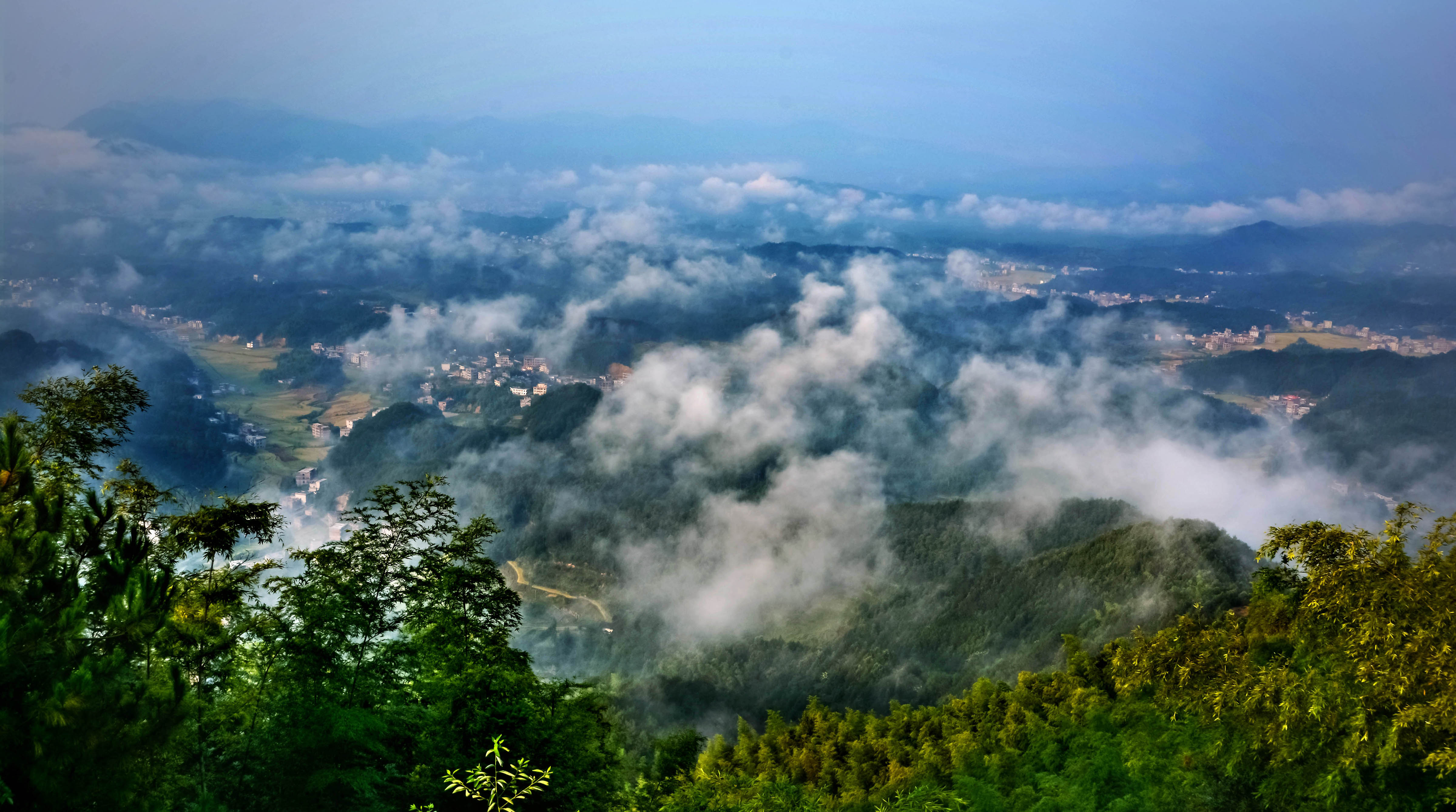 雾漫山村云雾缭绕美大坻佛教圣地高凤山古寺--新邵迎光大坻福地鸟瞰图