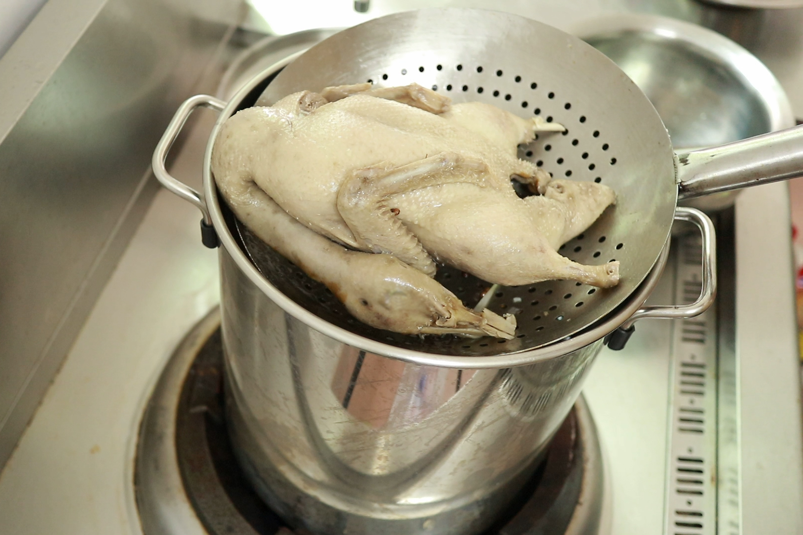 做好盐水鸭关键是去腥先腌后晾最后别忘了要加白醋煮鸭子