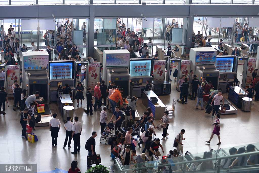 「经济日报」中秋小长假第一天，全国铁路迎来客流高峰