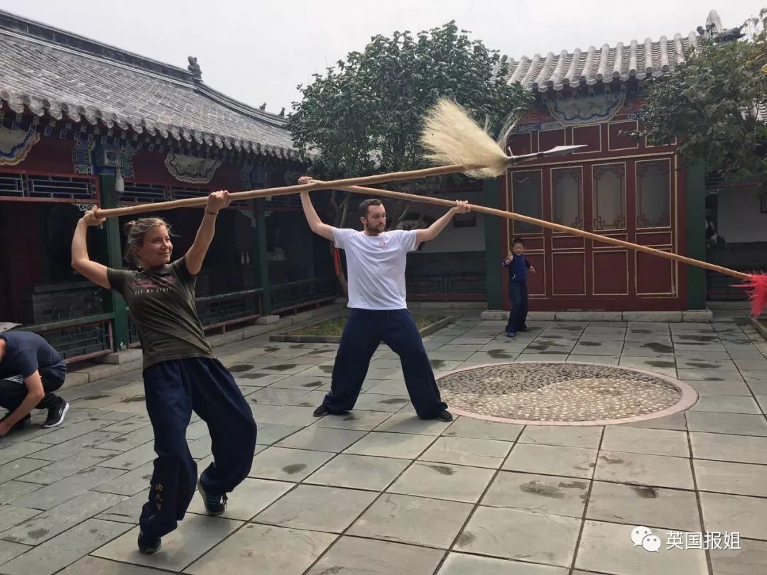 英国报姐■这群外国人在少林寺学完功夫，回国都没人敢惹了……