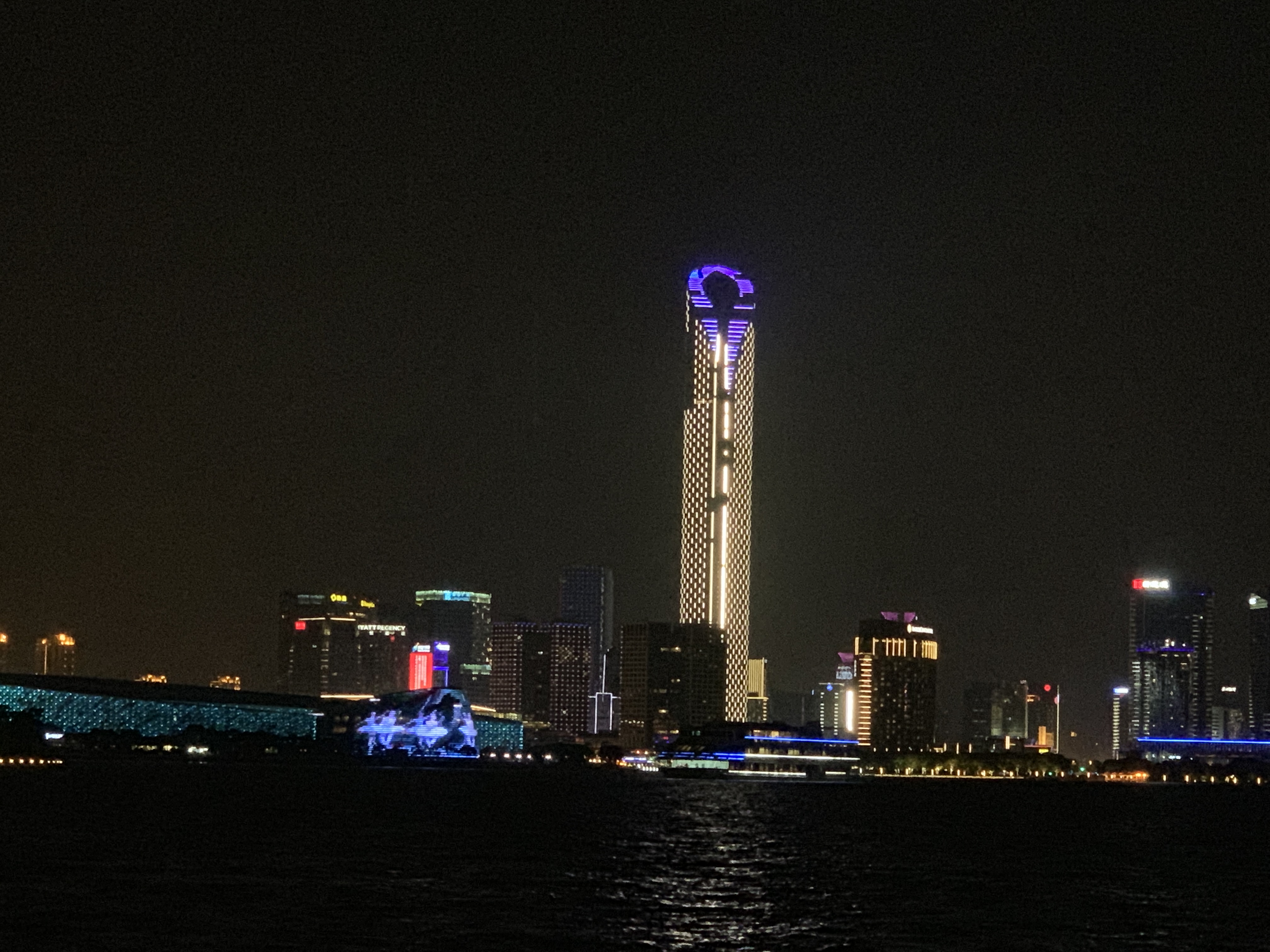 中秋节游玩苏州东方之门夜晚灯光璀璨现场人山人海