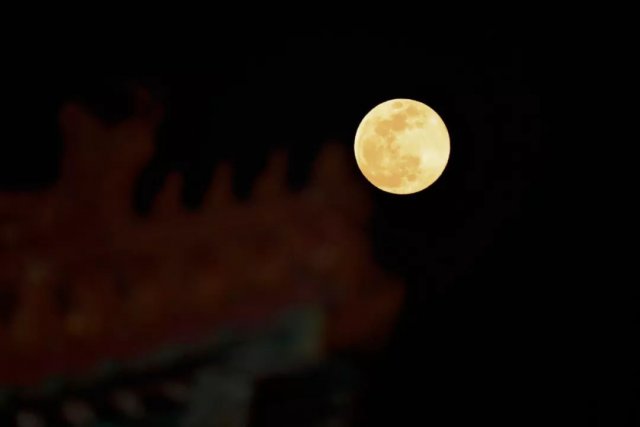 半岛晨报■月亮到底是什么颜色的？这是一个科学问题……