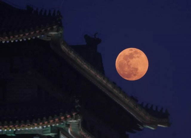 半岛晨报■月亮到底是什么颜色的？这是一个科学问题……