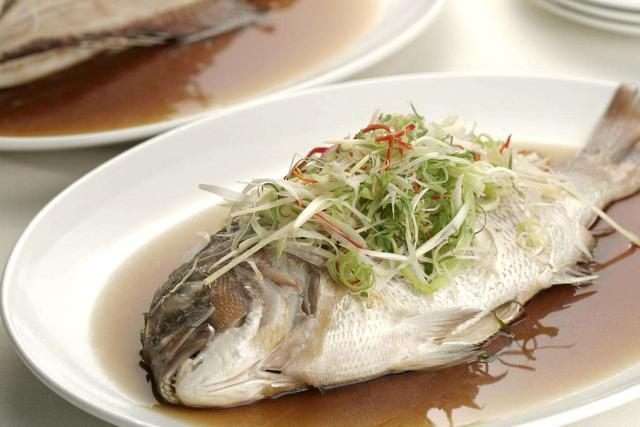「美食与生活」要做好清蒸鱼诀窍在这里，鱼腥线也记得去除哦，快来看看