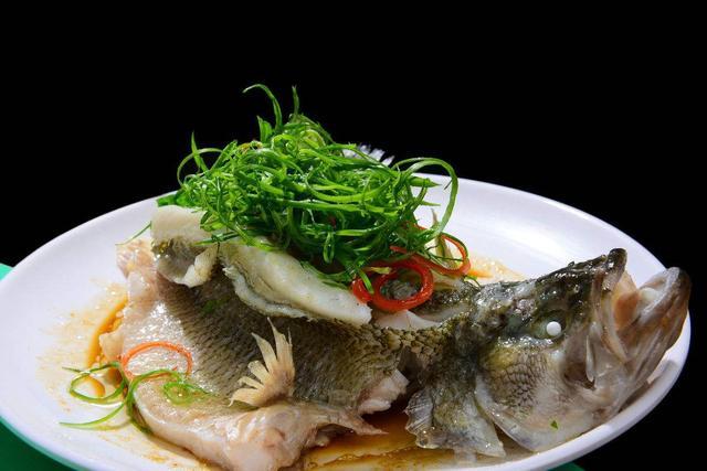 「美食与生活」要做好清蒸鱼诀窍在这里，鱼腥线也记得去除哦，快来看看