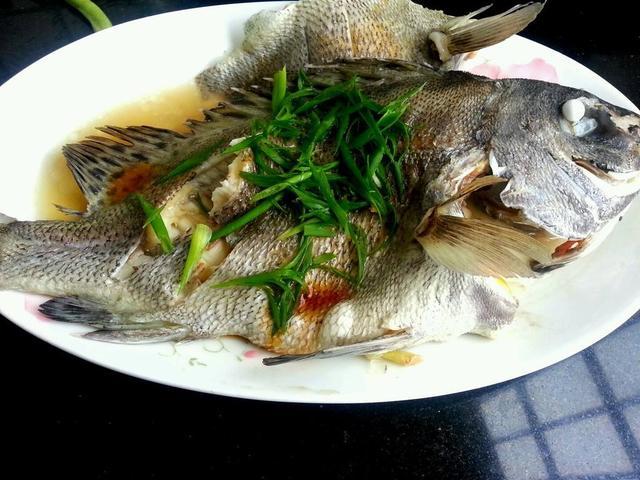 「美食与生活」要做好清蒸鱼诀窍在这里，鱼腥线也记得去除哦，快来看看