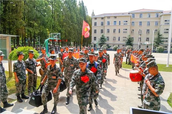 「人民陆军」给新兵家长捎个信，您孩子的新家很温暖