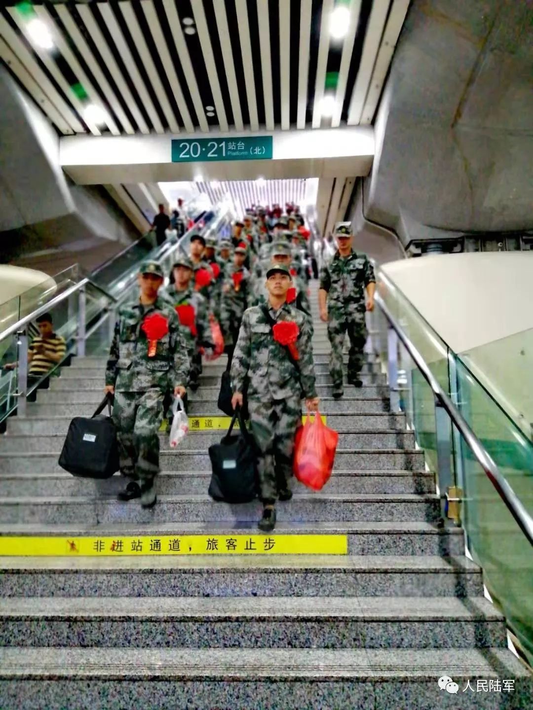 「人民陆军」给新兵家长捎个信，您孩子的新家很温暖