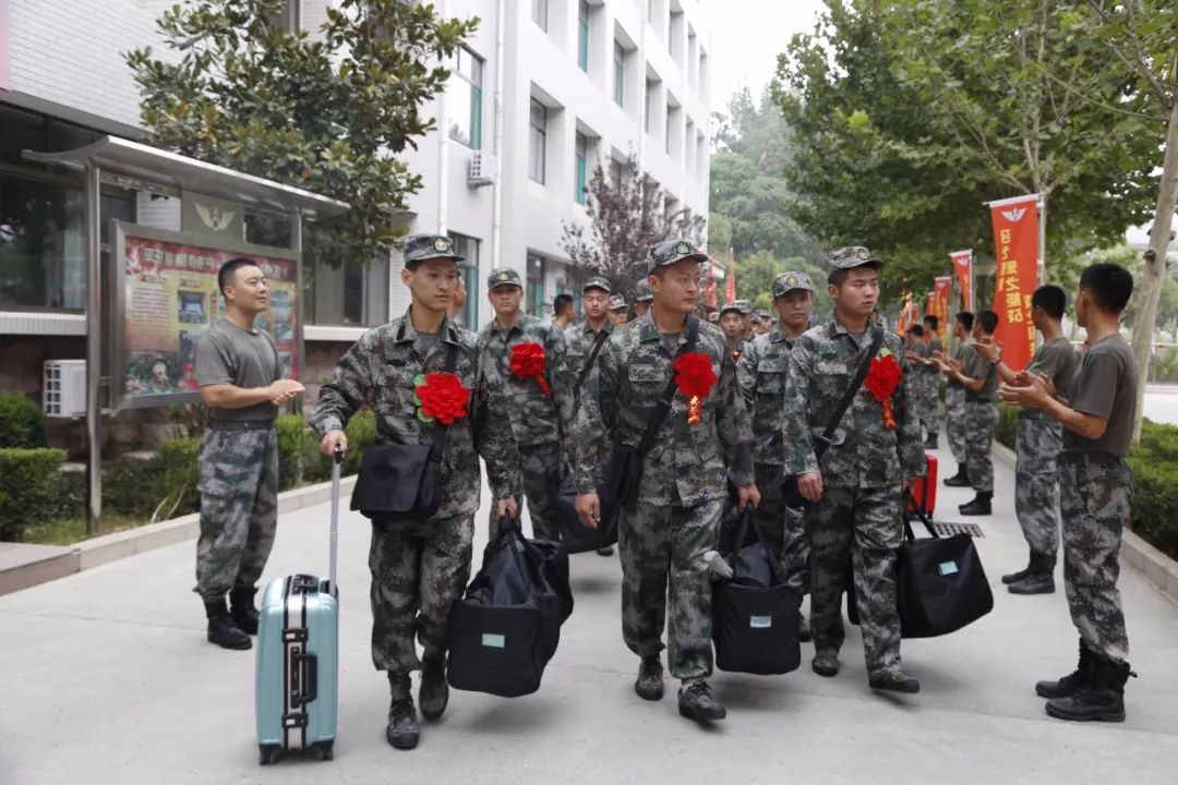 「人民陆军」给新兵家长捎个信，您孩子的新家很温暖