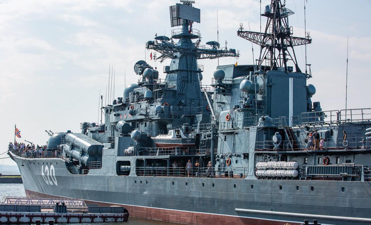 俄罗斯的现代级驱逐舰当然,现代级的综合作战能力还是有点欠缺,略差于