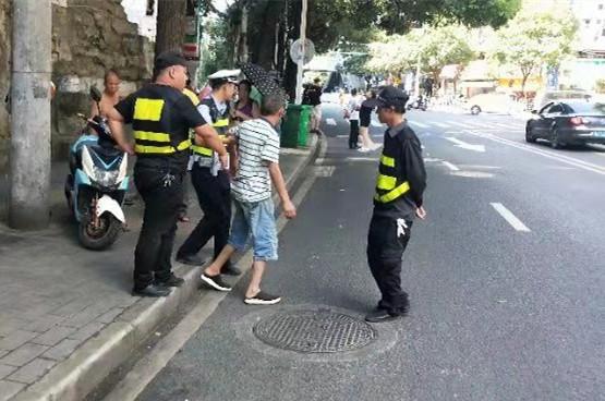 #贵州综合广播#中秋节男子饮酒过量，晕倒路边交警施援手