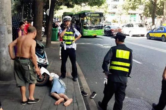 #贵州综合广播#中秋节男子饮酒过量，晕倒路边交警施援手