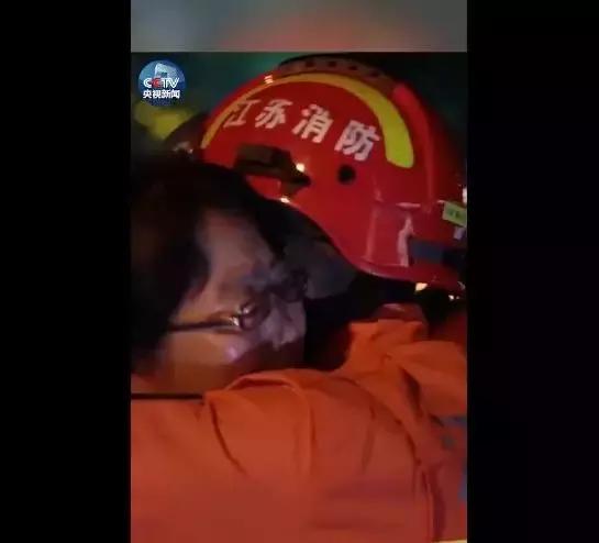 [燕赵都市报]感人！母亲跨越千里与消防员儿子团聚