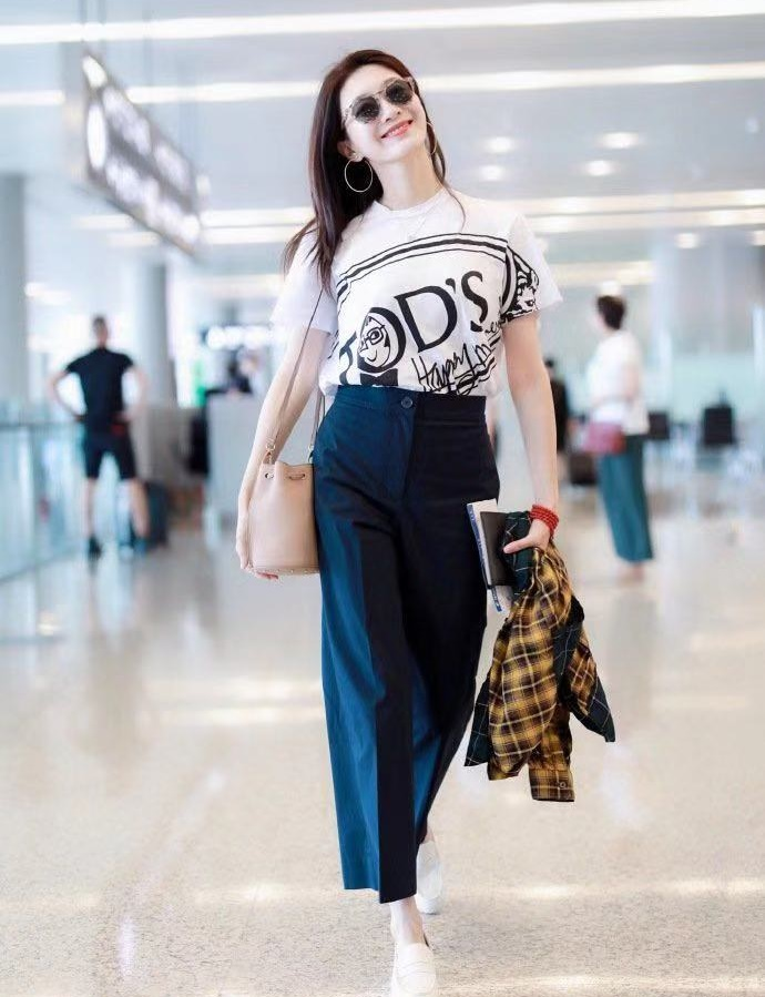 江疏影机场闪现,绿色衬衫搭配白色长裤,知性又干练