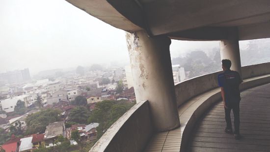 「环球时报」民众焚烧森林，印尼婆罗洲岛遭遇严重空气污染