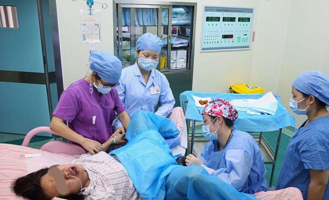 女子产下一对龙凤胎护士道喜后孩子爸却一脸怒气质问妻子