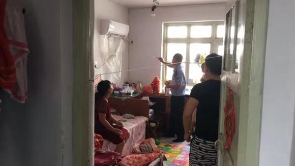 【信网】空调被“熊孩子”乱玩直冒烟 民警带维修师傅上门排患