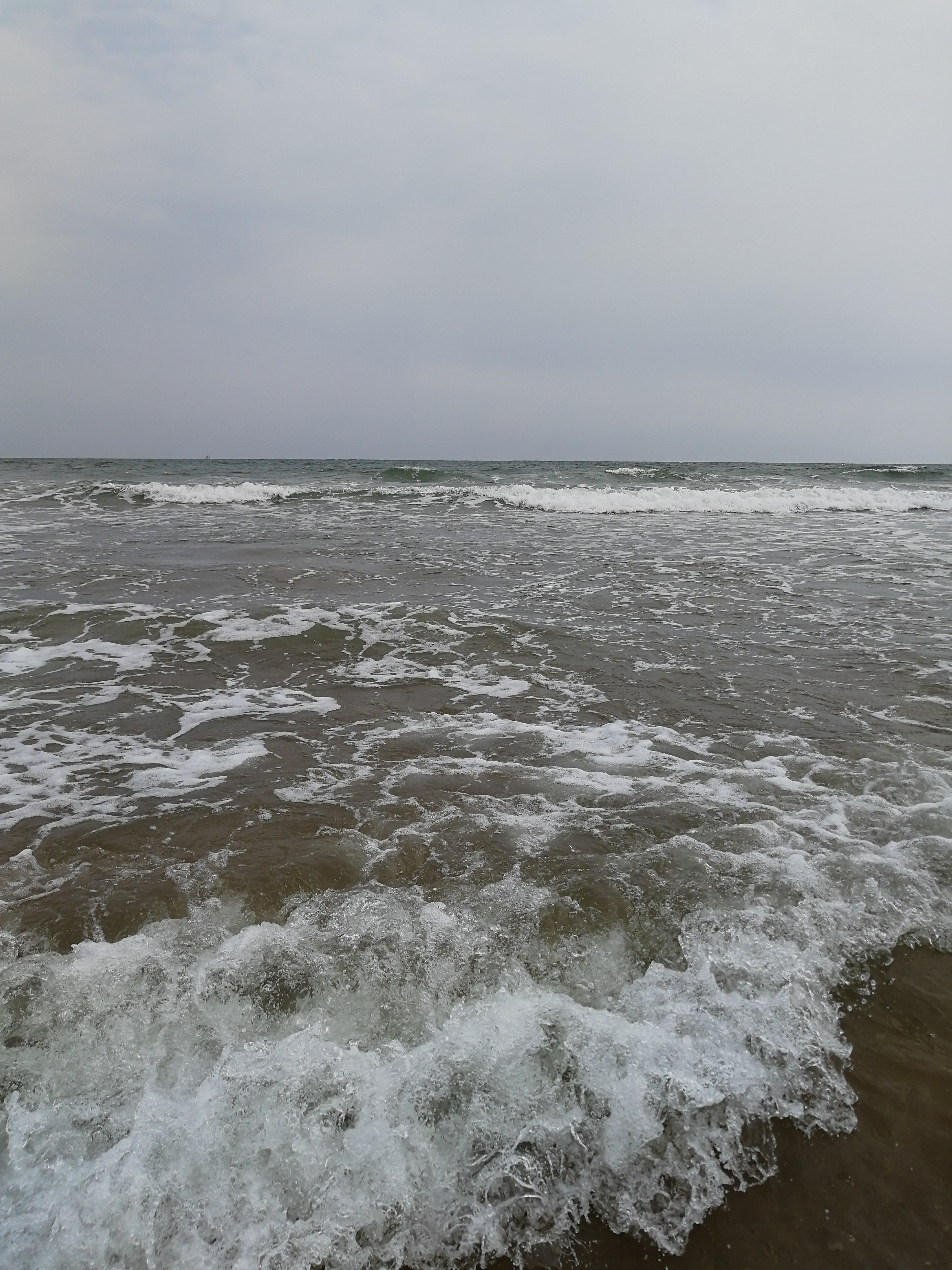 近距离接触大海站在大海岸边感受潮涨潮落