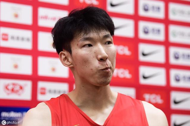 「体坛球真相」这才是中国男篮该有的态度！王哲林被央视点名批评，大王自己点赞