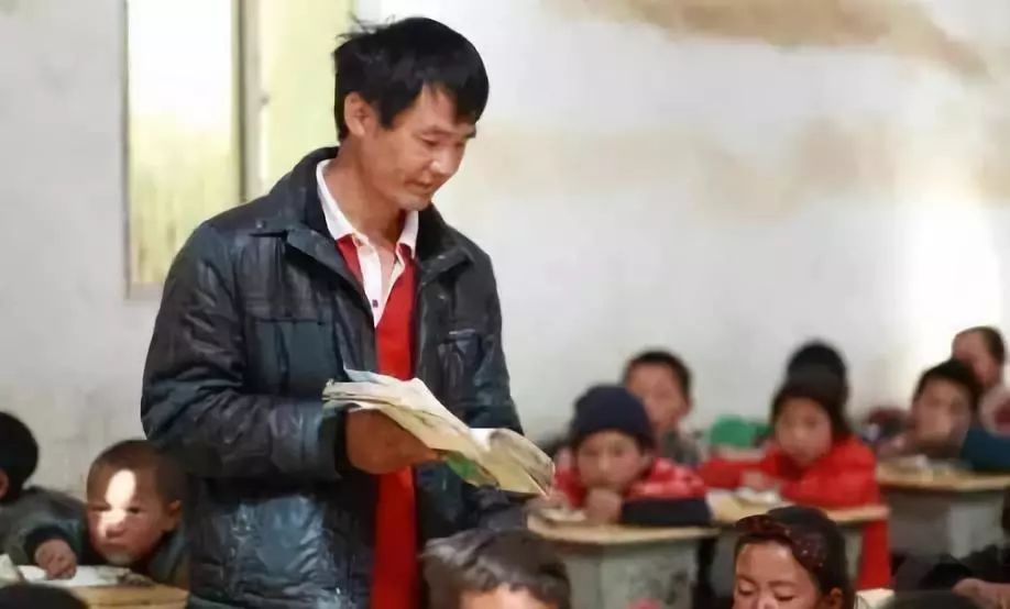 中国教育服务网@乡村教师流失率达45.5%？人民日报呼吁莫让优秀教师薪火难继